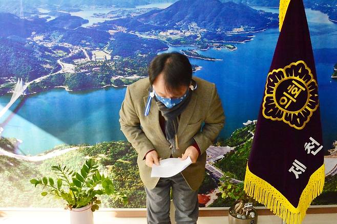 사과문 읽고 고개 숙이는 이성진 의원 [제천시의회 제공. 재판매 및 DB 금지]