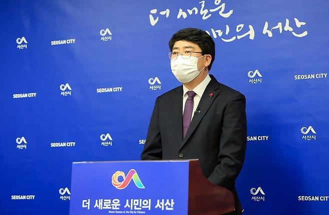 언론 브리핑하는 맹정호 서산시장 (서산=연합뉴스) 맹정호 충남 서산시장이 27일 시청 브리핑룸에서 아동복지와 관련한 언론 브리핑을 하고 있다. 2021.1.27  [서산시 제공. 재판매 및 DB 금지]