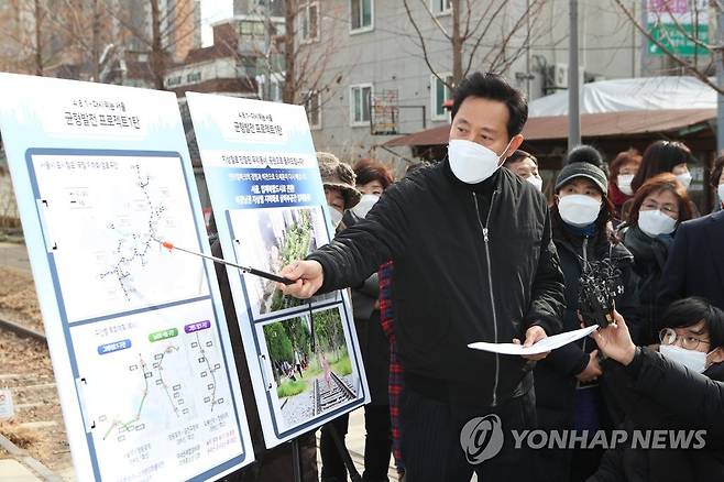 경의선숲길 공원에서 선거 공약 발표하는 오세훈 (서울=연합뉴스) 서울시장 보궐선거 출마를 선언한 국민의힘 소속 오세훈 전 서울시장이 27일 ‘연트럴파크'로 불리는 서울 마포구 연남동 경의선숲길 공원에서 ’균형발전 프로젝트 1탄‘ 선거 공약을 발표하고 있다.  2021.1.27 [국회사진기자단] toadboy@yna.co.kr