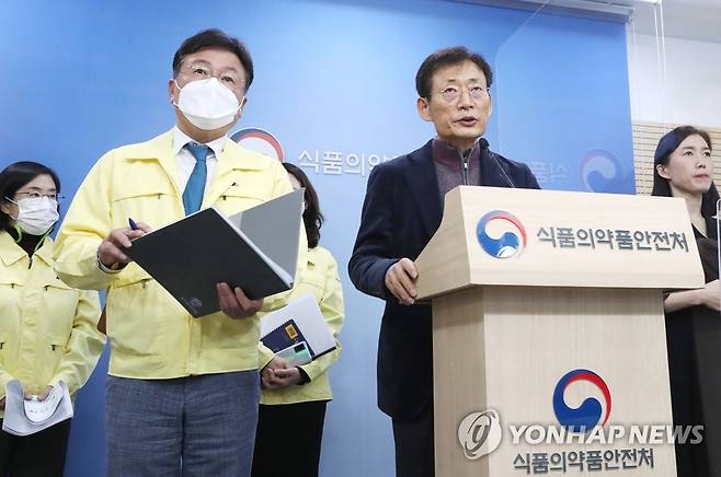 셀트리온 코로나19 치료제 회의 결과, 질문에 답변하는 이동희 원장과 오일환 위원장 (청주=연합뉴스) 김주형 기자 = 이동희 식품의약품안전평가원장(왼쪽 두번째)과 오일환 중앙약사심의위원회 위원장(오른쪽 두번째)이 27일 오후 충북 청주시 식약처 브리핑실에서 셀트리온 제약회사의 신종 코로나바이러스 감염증(코로나19) 항체치료제의 중앙약사심의위원회 회의 결과를 발표를 마친 뒤 취재진의 질문에 답변하고 있다.       중앙약사심의위원회는 브리핑에서 (주)셀트리온 '렉키로나주960mg(레그단비맙)'의 품목허가 신청을 위해 제출한 자료를 검토한 결과 3상 임상시험 결과를 제출하는 것을 조건으로 품목허가를 할 수 있을 것으로 자문했다고 설명했다.  kjhpress@yna.co.kr