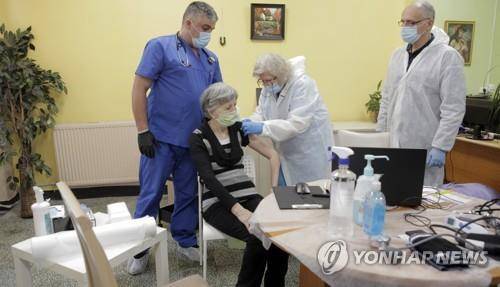 코로나19 백신을 접종하는 불가리아 수도 소피아 시민 [AP=연합뉴스]
