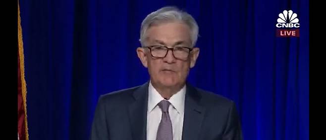 제롬 파월 미국 연방준비제도(Fed) 의장이 26~27일(현지시간) 연방공개시장위원회(FOMC) 정례회의 이후 기자회견에서 발언하고 있다. (사진=CNBC 라이브 캡처)