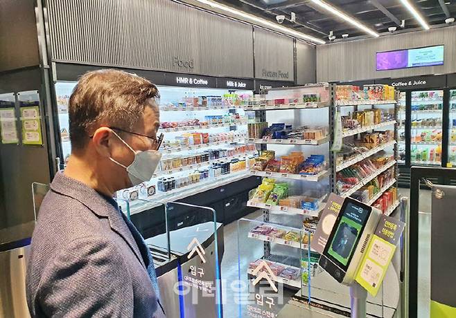 이건준 BGF리테일 사장이 인천 연수구 송도동에 있는 CU삼성바이오에피스점의 안면 인증 출입 시스템을 이용하고 있다 (사진=BGF리테일)