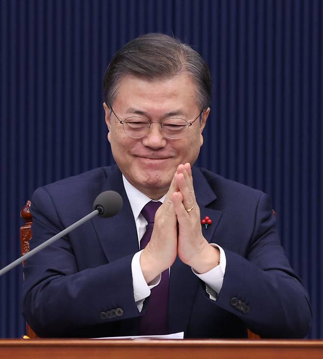 문재인 대통령이 28일 오후 청와대에서 열린 한-우즈베키스탄 화상 정상회담에 앞서 샤프카트 미르지요예프 우즈베키스탄 대통령에게 인사를 하고 있다.(사진=연합뉴스)