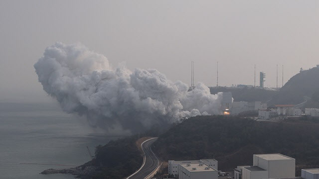 한국항공우주연구원은 엔진 4기를 묶는 누리호 1단 인증모델 추진기관 종합연소시험에 처음 성공했다고 밝혔다.(사진=한국항공우주연구원)