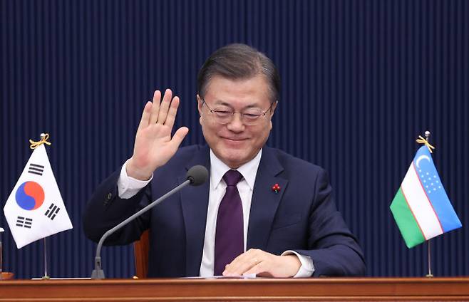 문재인 대통령이 28일 오후 청와대에서 열린 한-우즈베키스탄 화상 정상회담에 앞서 샤프카트 미르지요예프 우즈베키스탄 대통령에게 인사를 하고 있다.(사진=연합뉴스)