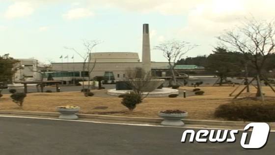 (제주=뉴스1) 강승남 기자 = 제주특별자치도는 설 명절 연휴인 2월11~14일 제주시 양지공원 봉안당 내 제례실과 휴게실을 폐쇄하고, 추모객에 대한 사전예약제를 시행한다고 28일 밝혔다. 제주 양지공원 전경.© News1