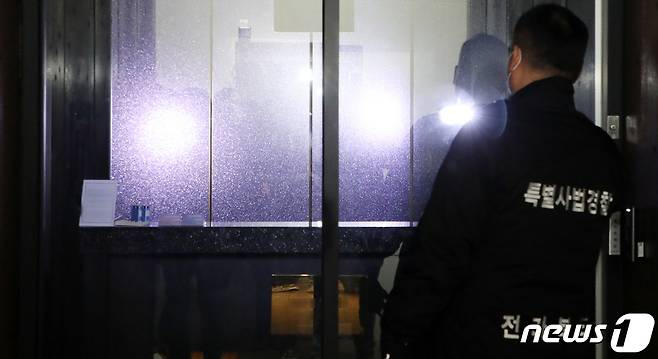 특별사법경찰 관계자들이 사회적 거리두기 2단계에 따라 집합금지 명령이 내려진 유흥시설 5종을 대상으로 단속을 실시하고 있다. © News1