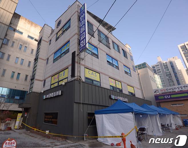 1월27일 오전 광주광역시 광산구 소재 TCS국제학교 앞이 한산하다. 광주시에 따르면 해당 TCS국제학교와 관련해 신종 코로나바이러스 감염증 확진자가 하루 사이 109명이 발생했다. 광주에서는 첫 세자리 수 확진이다.2021.1.27/뉴스1 © News1 정다움 기자