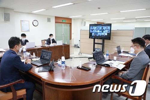 조달청이 28일 제1회 조달정책 세미나를 온라인으로 개최했다. 맨 왼쪽이 김정우 조달청장. © 뉴스1