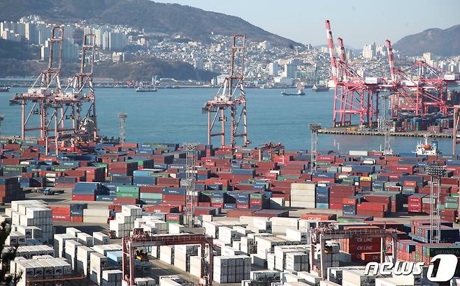 8일 오전 부산 동구 신선대부두 야적장에 컨테이너가 쌓여있다. 한국은행에 따르면 지난해 11월 경상수지는 89억7000만달러 흑자를 기록했다. 이로써 경상수지는 지난 5월부터 7개월 연속 흑자를 기록했다. 2021.1.8/뉴스1 © News1 여주연 기자