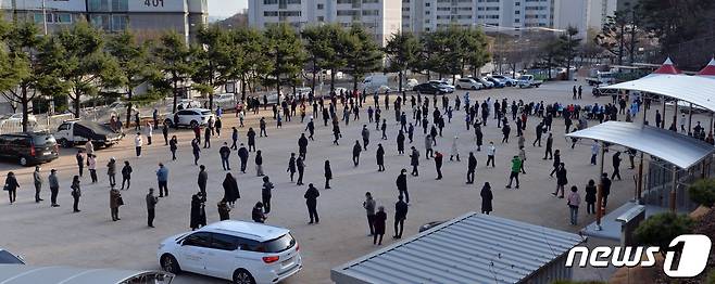 경북 포항시가 신종코로나바이러스 감염증(코로나19) 지역 연쇄감염을 차단하기 위해 발령한 '코로나19진단 검사 행정명령' 이틀째인 27일 북구 유성여고 운동장에 마련된 기동선별진료소에서 검사를 받기 위해 나온 시민들이 줄을 서서 기다리고 있다. 포항시는 26일 0시를 기해 남구 구룡포와 오천읍 제외한 읍,면,동에 세대 중에서 1명 이상이 반드시 코로나19 검사를 받을 것을 행정명령했다. 포항시는 당초 31일까지 예정됐던 검사기간을 2월3일까지 연장했다. 2021.1.27/뉴스1 © News1 최창호 기자