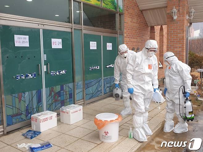 지난 26일 대전 IEM국제학교발(發) 코로나19 집단감염이 발생한 강원 홍천의 한 교회에서 방역요원들이 소독을 하고 있다. 2021.1.26./뉴스1 © News1 이종재 기자