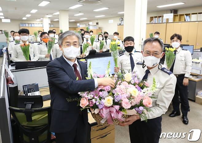 최종태 강원도농업기술원장은 28일 강원 꽃 소비확대를 위한 '플라워 버킷 챌린지'에 동참했다.(강원도농업기술원 제공)© 뉴스1