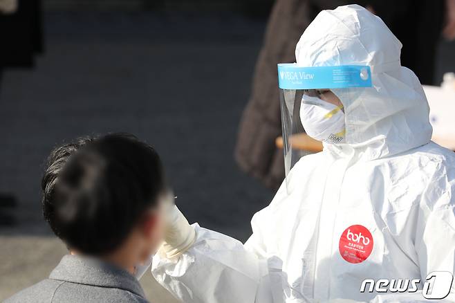 코로나19 검체 검사 /뉴스1 © News1