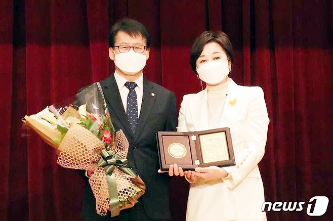 더불어민주당 임호선 의원이 한국여성유권자연맹 등이 주관한 '참 괜찮은 의원상'을 받았다.(임호선 의원실 제공)© 뉴스1