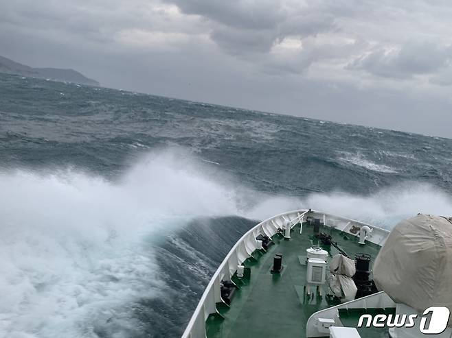 지난 23일 오후 3시45분쯤 경남 거제시 갈곶도 인근 바다에서 침몰한 ‘127대양호’의 실종 선원 3명을 찾기 위해 해경이 24일 수색작업을 펼치고 있다. (통영해경제공)© 뉴스1