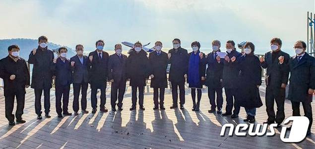 임채오 울산 북구의회 의장이 28일 부산 강서구 대항전망대에서 부울경 기초의회 의장들과 가덕신공항 특별법 제정 촉구 공동 성명에 참가했다.(북구의회 제공)© 뉴스1