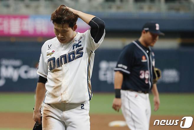 18일 오후 서울 구로구 고척스카이돔에서 열린 프로야구 2020 신한은행 SOL KBO 포스트시즌 한국시리즈 2차전 두산베어스와 NC다이노스의 경기 1회말 무사 1루 상황 NC 박민우가 이명기의 3루수 라인드라이브 아웃때 포스아웃되고 아쉬워하고 있다. 2020.11.18/뉴스1 © News1 임세영 기자