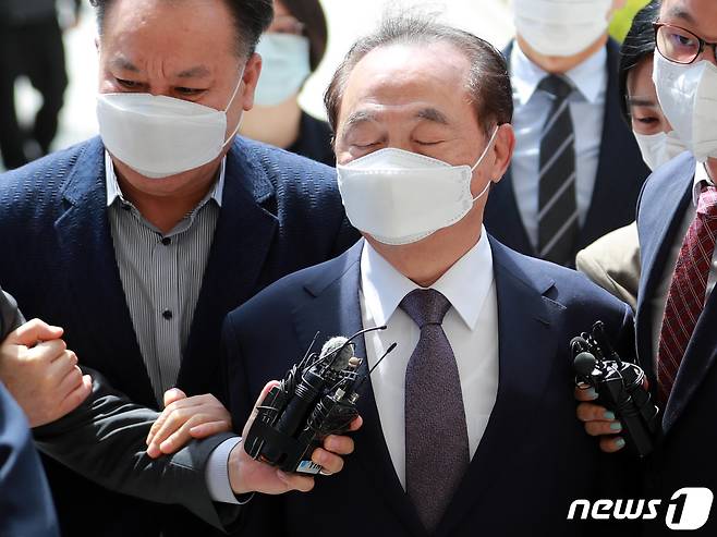 강제추행 혐의로 사전구속영장이 청구된 오거돈 전 부산시장이 2일 오전 부산 연제구 부산지방법원에서 구속 전 피의자 심문(영장실질심사)에 출석하고 있다. 2020.6.2/뉴스1 © News1 여주연 기자