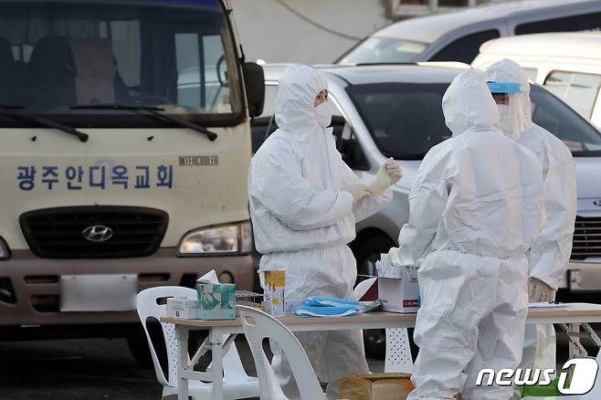 28일 오전 광주 서구 쌍촌동 안디옥교회 주차장에서 보건당국 의료진들이 임시 선별진료소를 설치하는 등 분주한 모습을 보이고 있다. 지난 24일 해당 교회 신도 광주 1516번이 예배에 참석, 25일 확진 판정을 받은 이후 함께 예배에 참석한 신도 20명 이상이 확진 판정을 받았다. 2021.1.28 /뉴스1 © News1 황희규 기자