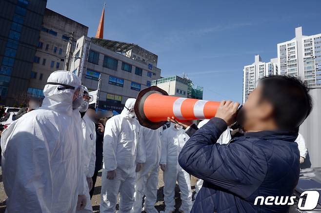 27일 오후 광주 광산구 TCS국제학교 앞에서 '109명 집단감염'에 분노한 한 시민이 국제학교 앞에서 '교회때문에 못 살겠다'며 고함을 치고 있다.2021.1.27/뉴스1 © News1 정다움 기자