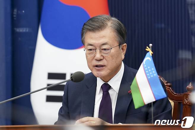문재인 대통령이 28일 오후 청와대에서 샤브카트 미르지요예프 우즈베키스탄 대통령과 화상 정상회담을 하고 있다. 2021.1.28/뉴스1 © News1 이광호 기자