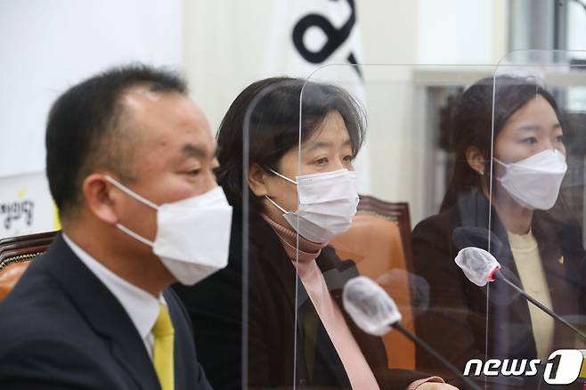 배복주 정의당 부대표(가운데)가 28일 오전 국회에서 열린 '성평등 조직문화개선대책 TF 1차 대책발표'에서 발언하고 있다. 왼쪽부터 김응호, 배복주 부대표, 강민진 청년정의당 창당준비위원장. 2021.1.28/뉴스1 © News1 박세연 기자