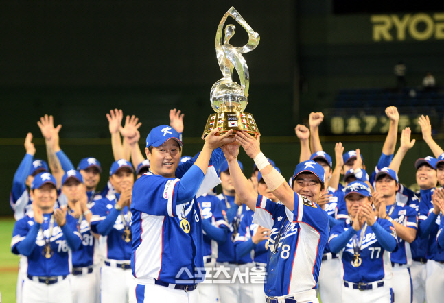 프리미어12 한국과 미국의 결승전에서 한국 야구대표팀이 미국에 승리를 거두며 우승을 차지한 가운데 이대호(왼쪽)가 우승 트로피를 들어올리고 있다. 박진업기자 upandup@sportsseoul.com