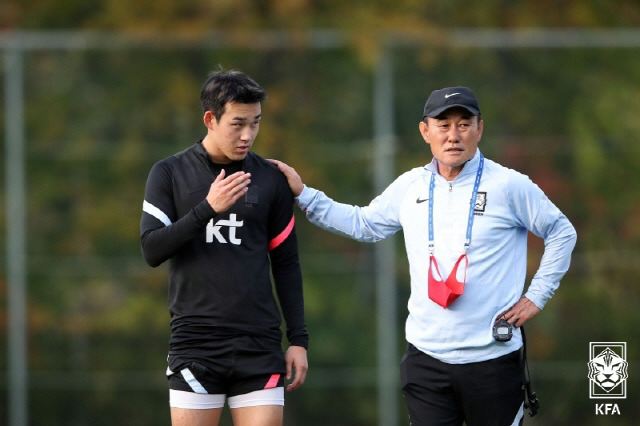 송민규와 김학범 감독     사진제공=대한축구협회