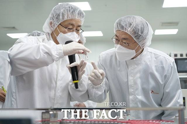 국내에서 다음 달 신종 코로나바이러스 감염증(코로나19) 담당 의료진과 요양병원·노인의료복지시설 종사자를 시작으로 백신 접종이 시작된다. 일반 성인은 3분기부터 접종할 수 있다. 문재인 대통령이 20일 오전 경북 안동시 SK바이오사이언스 공장 코로나19 백신 완제 제조실에서 분류중인 백신을 살펴보고 있다. /청와대 제공
