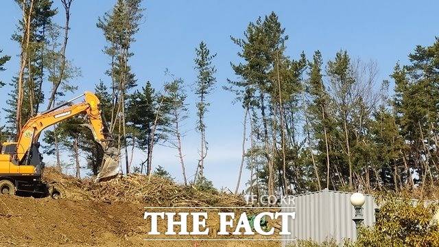 경북과학고등학교 신축 현장에 안전관리자 및 안전 시설 등이 전혀 갖춰지지 않은 상태에서 작업이 진행되고 있다. 사무실용 컨테이너 인근에서 작업 중인 굴삭기 작업이 위험스러워 보인다./포항=김달년기자