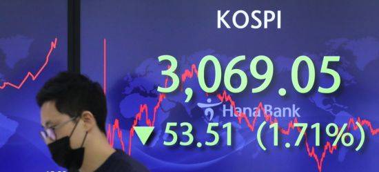 28일 서울 중구 명동 하나은행 본점 딜링룸에서 직원들이 근무하고 있다. [이미지출처=연합뉴스]