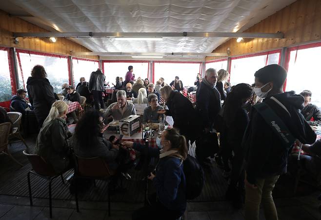 27일(현지 시각) 영업 금지령을 정면으로 어긴 니스의 식당 '포피' 내부를 손님들이 가득 채우고 영업을 했다./로이터 연합뉴스