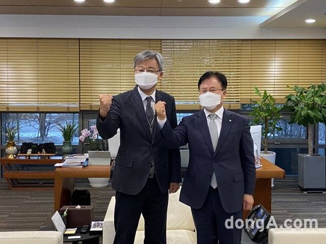 장철훈 농협경제지주 농업경제대표(왼쪽)와 조항목 NS홈쇼핑 대표가 28일 NS홈쇼핑 본사에서 만나 산지농산물 판매활성화를 위한 
전략적 협업을 추진하기로 했다. 농협 제공