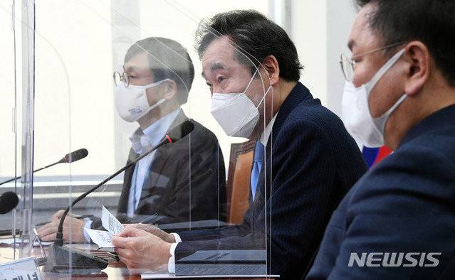 더불어민주당 이낙연(가운데) 대표가 28일 오후 서울 여의도 국회에서 열린 사회적경제 활성화 및 입법추진 당정청회의에서 발언을 하고 있다. 왼쪽부터 이호승 경제수석, 이 대표, 김태년 원내대표. 사진=뉴시스