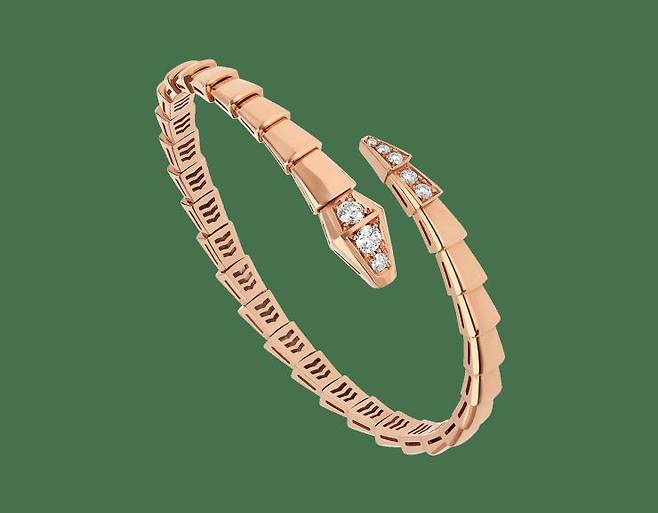 섬세한 셰이프가 돋보이는 브레이슬렛은 9백만원대, Bvlgari.