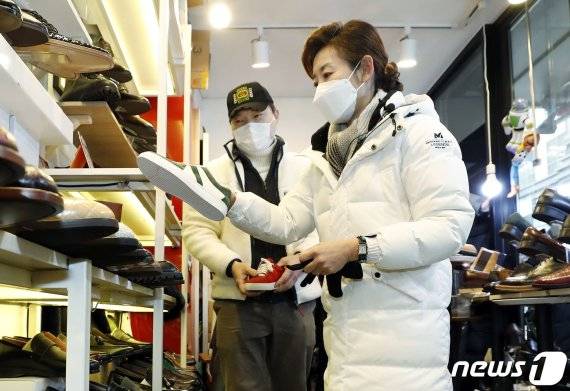 서울시장 보궐선거 출마를 선언한 나경원 전 국민의힘 의원이 28일 서울 성수동 수제화거리 내 한 매장을 방문해 수제화를 구매하고 있다. 2021.1.28/뉴스1 © News1 국회사진취재단 /사진=뉴스1