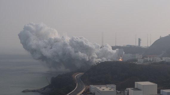 한국항공우주연구원이 28일 전남 나로우주센터의 엔진연소시험장에서 누리호 1단 엔진의 종합연소시험을 진행하고 있다. 항공우주연구원