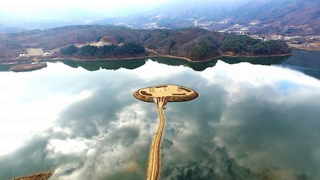 강원도 화천군 간동면에 있는 파로호 하트 인공섬 전경. 화천군 제공