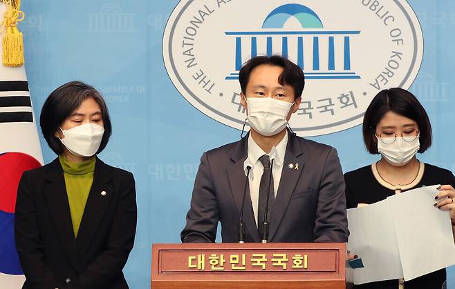 Democratic Party lawmaker Lee Tah-ney calls for the impeachment of judges implicated in a political scandal at the National Assembly on Jan. 22. (Yonhap News)