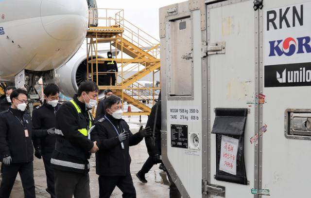 노석환 관세청장(오른쪽)이 28일 오전 인천공항 화물청사를 방문해 코로나19 백신 통관지원 현장을 점검하고 있다. 연합뉴스