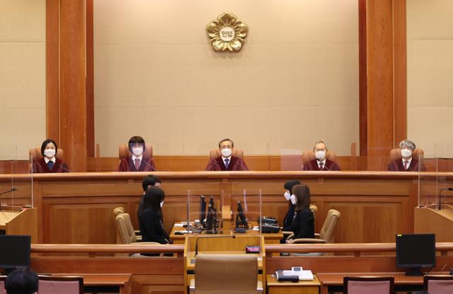 유남석(가운데) 헌법재판소장과 헌법재판관들이 28일 오후 서울 종로구 헌법재판소 대심판정에서 열린 고위공직자범죄수사처에 대해 청구된 헌법소원 심판 사건 선고를 위해 입장해 자리에 앉아있다. 왕태석 선임기자