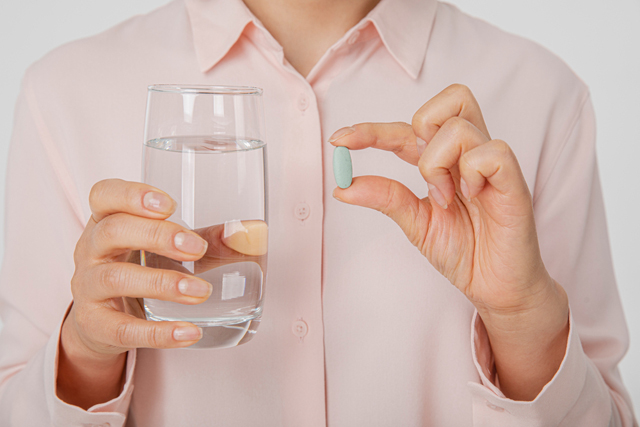 골다공증 약을 먹을 때는 서 있는 상태로 충분한 양의 물(200mL)을 마셔야 역류성식도염을 막을 수 있다./사진=클립아트코리아
