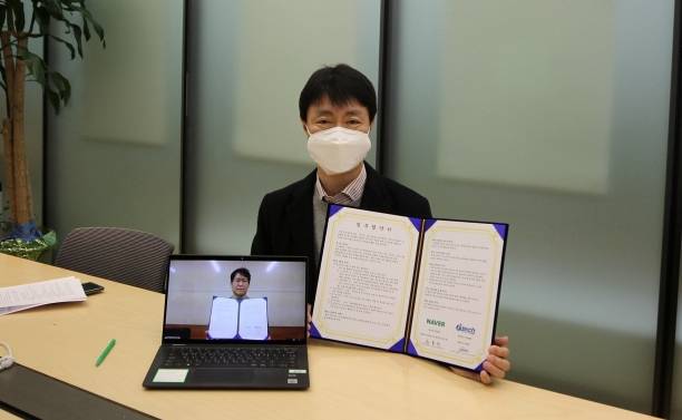 유봉석 네이버 서비스운영총괄과 박동기 아이앤텍 대표이사(화면 속)는 화상으로 MOU 체결했다. [사진=네이버]