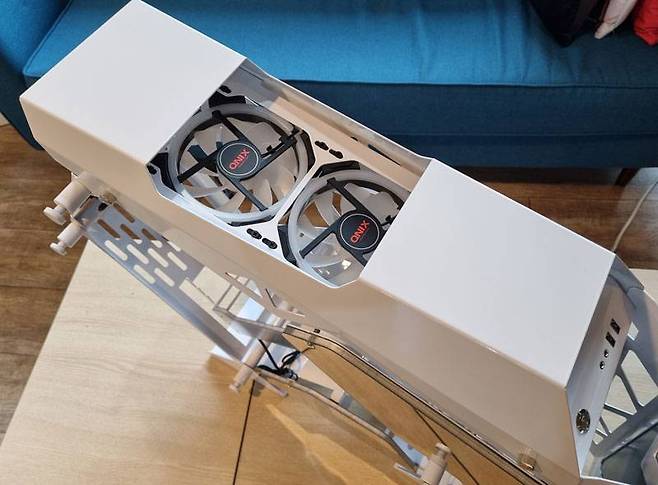 냉각팬 일부가 그대로 노출된 본체 상단