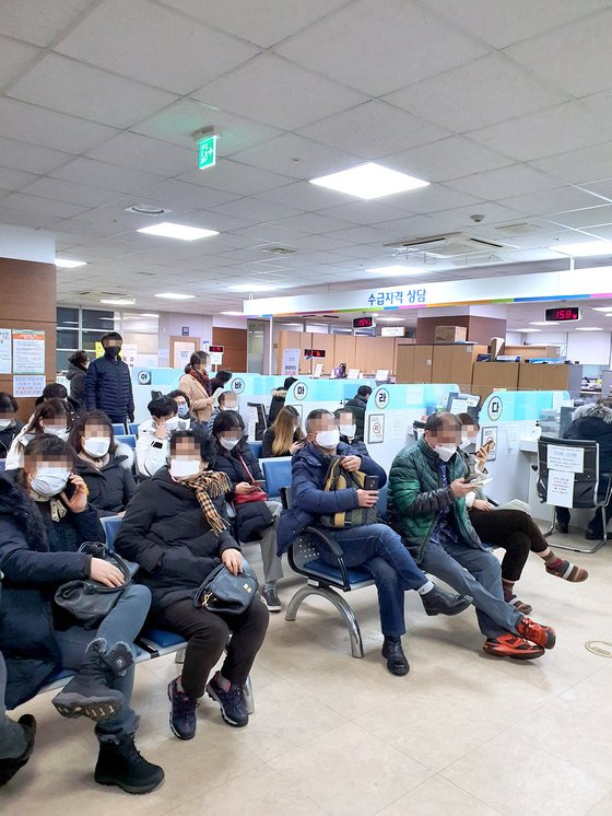 실업급여를 신청하려는 실직자로 꽉 찬 고용센터. 김기찬 기자