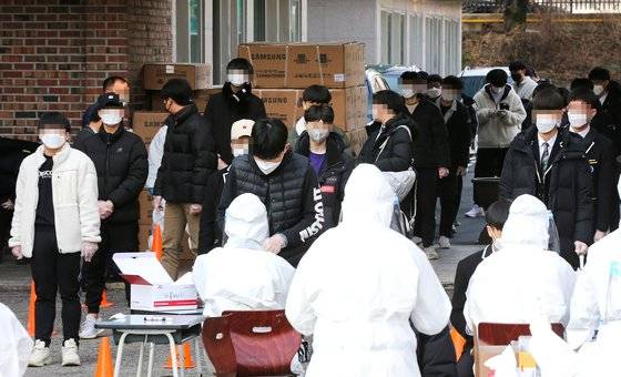 28일 광주광역시 서구의 한 고등학교 재학생이 코로나19 확진 판정을 받아 재학생을 대상으로 전수검사가 이뤄지고 있다. 프리랜서 장정필