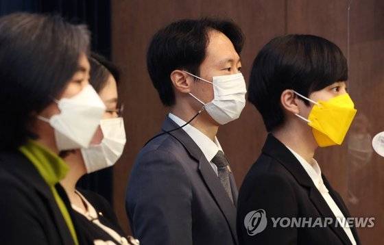 이탄희 민주당 의원(가운데)가 정의당 류호정 정의당 의원(오른쪽) 등과 지난 22일 사법농단 법관탄핵을 제안했다. 연합뉴스