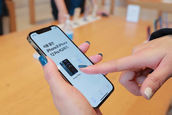 애플 신제품 아이폰12가 정식 출시된 30일 오전 서울 강남구 신사동 애플 가로수길 매장을 찾은 시민들이 아이폰12를 살펴보고 있다.연합뉴스